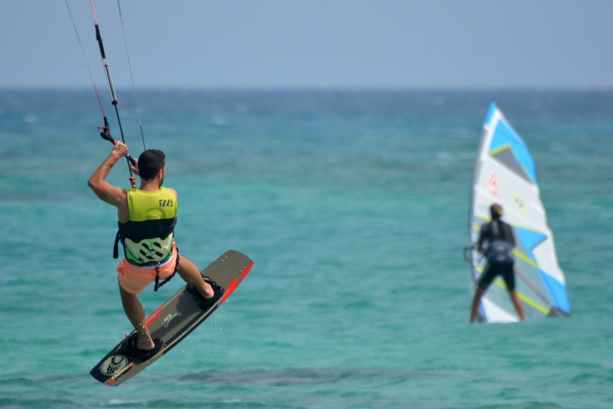 Differences Between Kitesurfing and Windsurfing